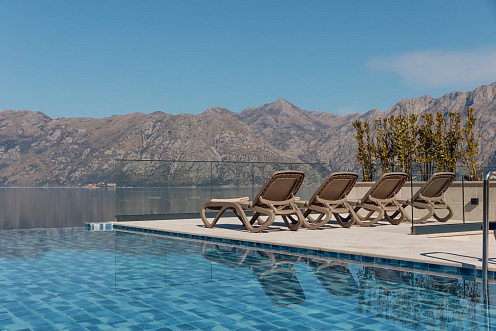 Apartments in Dobrota in attractive location